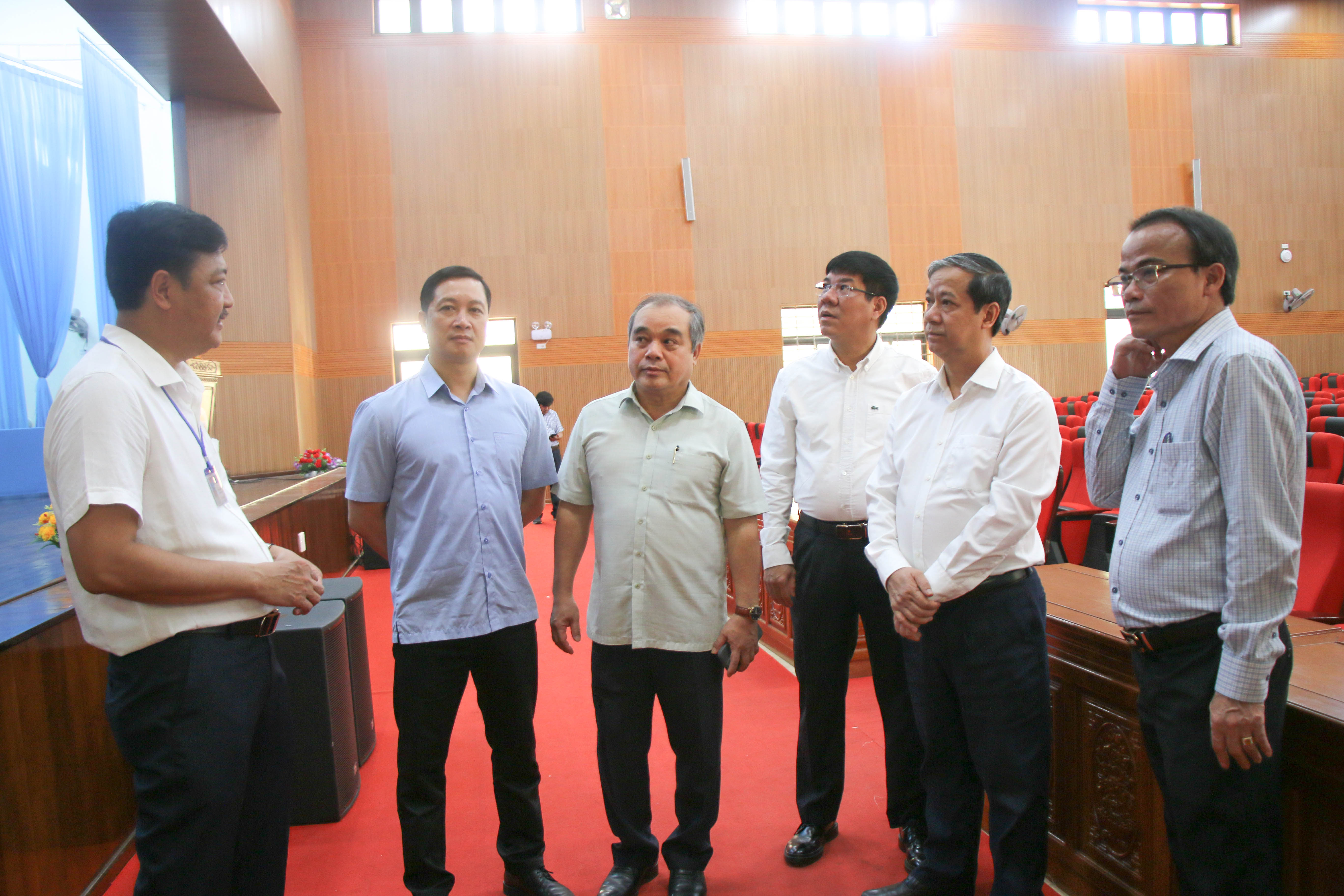 Thầy Tạ Công Trung (ngoài cùng bên trái) – Phó Hiệu trưởng Trường THPT Trần Quốc Tuấn báo cáo về công tác chuẩn bị Kỳ thi Tốt nghiệp THPT với Bộ trưởng Nguyễn Kim Sơn.