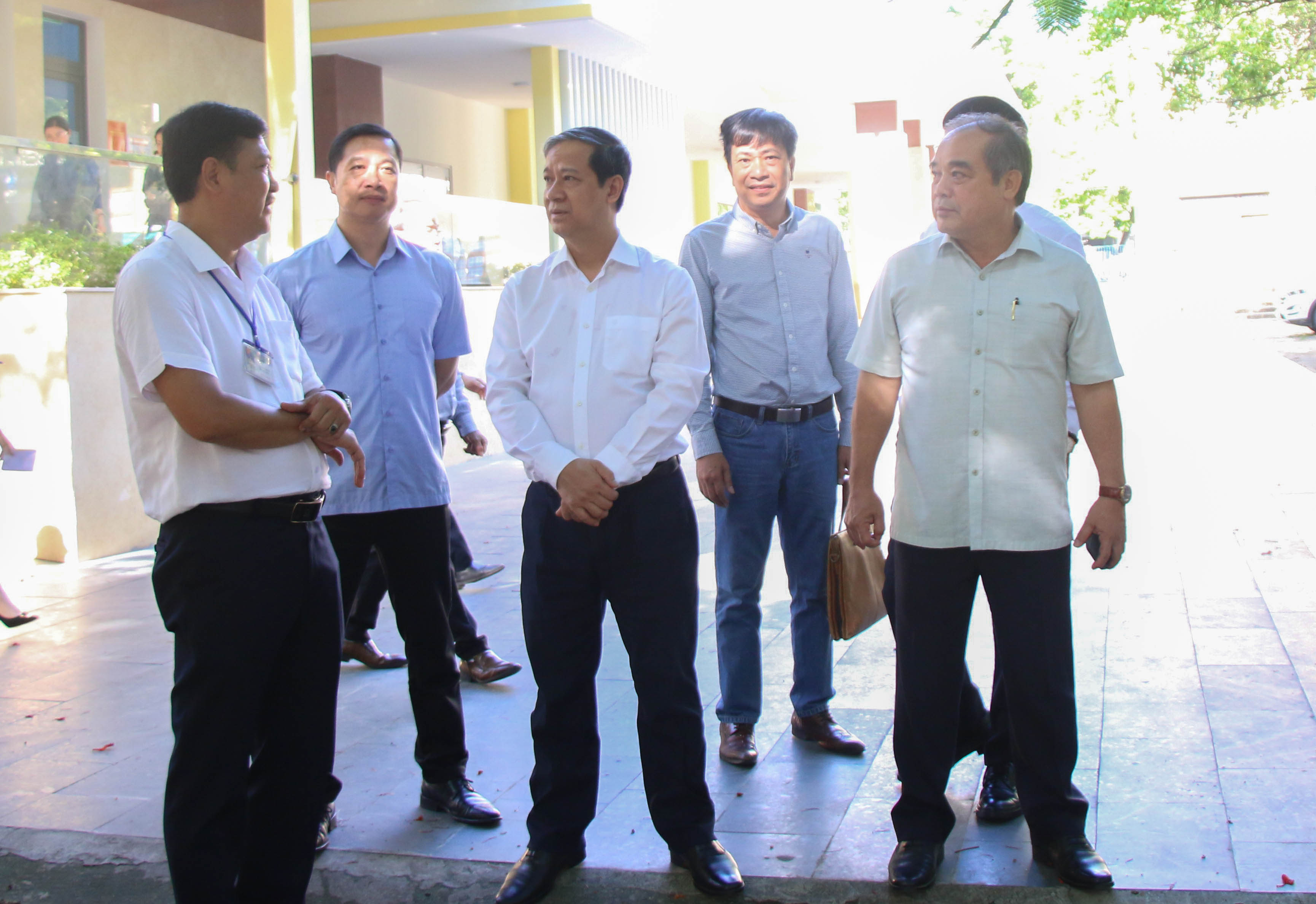 Lãnh đạo Trường THPT Trần Quốc Tuấn báo cáo về công tác chuẩn bị Kỳ thi Tốt nghiệp THPT với Bộ trưởng Nguyễn Kim Sơn.