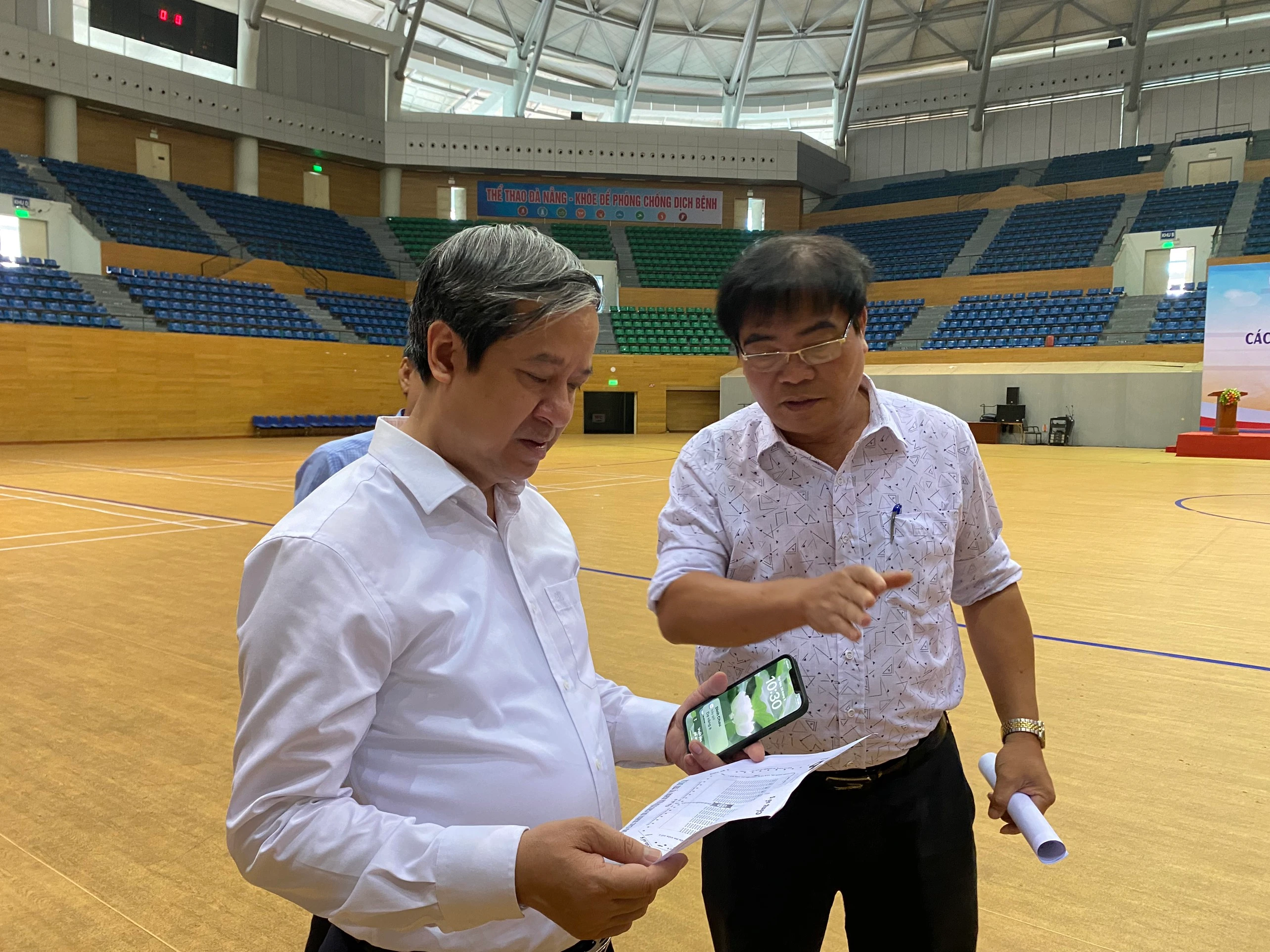 Ông Nguyễn Trọng Thao - Phó Giám đốc Sở Văn hoá Thể thao TP Đà Nẵng trình bày với Bộ trưởng Nguyễn Kim Sơn về sơ đồ tổ chức Đại hội tại Cung thể thao Tiên Sơn.