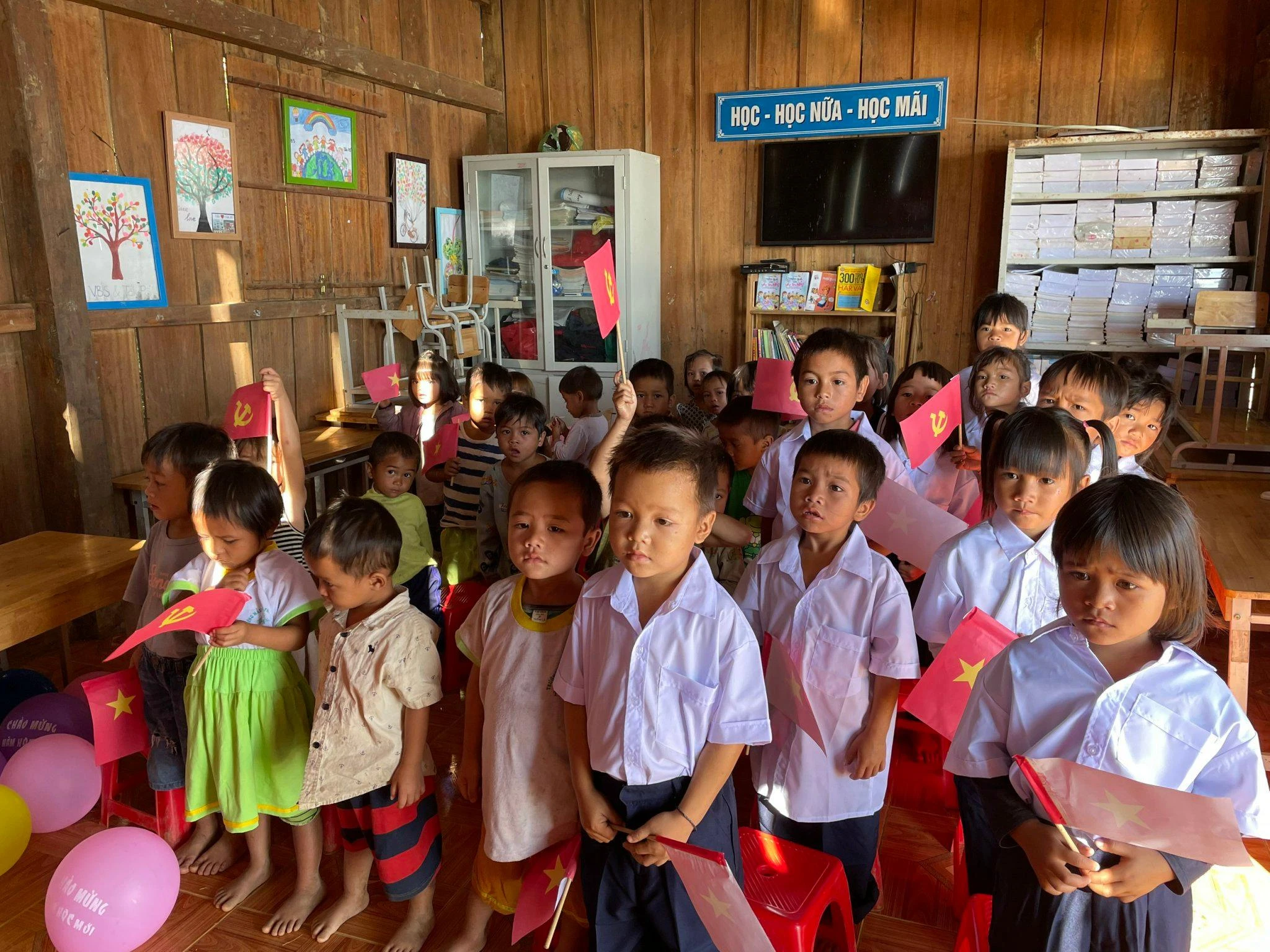 Các em học sinh dự Lễ khai giảng.