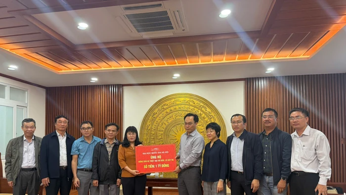 Giám đốc ĐHQGHN Hoàng Minh Sơn trao số tiền hỗ trợ đồng bào vùng lũ Đắk Lắk.