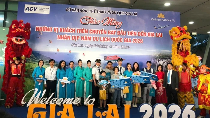 Những du khách đầu tiên và phi hành đoàn trên chuyến bay vào sáng 1/1 được tỉnh Gia Lai chào đón ngay tại sân bay.