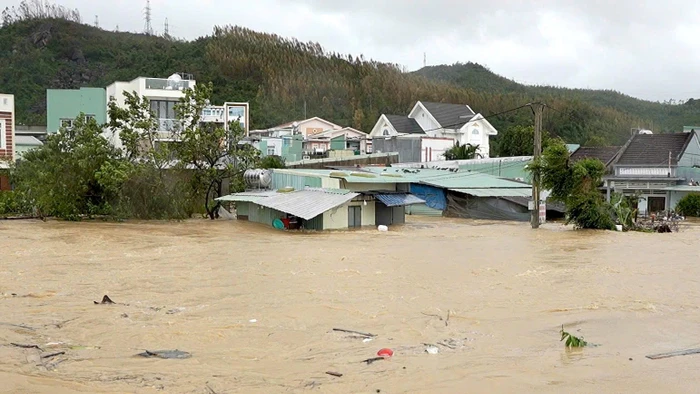 Những ngày qua trên địa bàn tỉnh Gia Lai xuất hiện mưa lớn, nước dâng nhanh khiến nhiều khu vực ngập sâu, người dân bị cô lập.