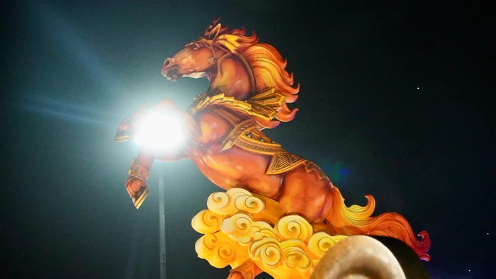 Cụm Linh vật trưng bày tại quảng trường được tiếp biến từ tinh thần: Thánh Gióng – Đất Võ – Đại Ngàn.