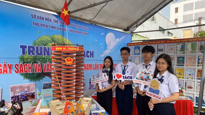 Học sinh tham gia Ngày Sách và Văn hóa đọc Việt Nam.