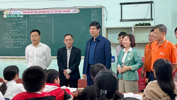 Thứ trưởng Lê Quân thăm thầy và trò Trường THCS Trần Bá.