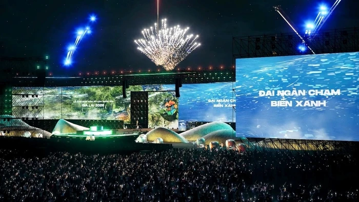 Sân khấu được thiết kế quy mô lớn cho phép vận hành đồng thời nhiều phân cảnh thực cảnh và đại nhạc hội.