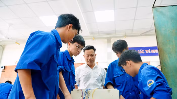 Thứ trưởng Lê Quân thăm giờ thực hành ở Khoa điện.