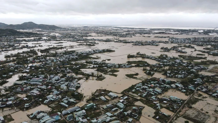 Đợt mưa lớn kéo dài, nước dâng nhanh khiến nhiều khu vực trên địa bàn tỉnh Gia Lai ngập sâu. Đặc biệt, nhiều trường học chìm trong biển nước, hư hỏng nhiều hồ sơ, trang thiết bị.