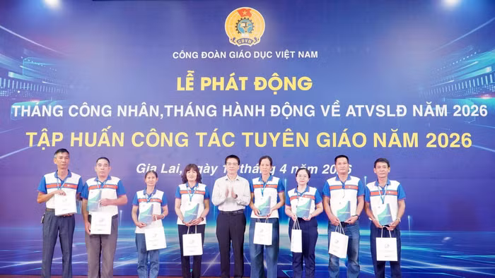 TS Nguyễn Ngọc Ân – Chủ tịch Công đoàn Giáo dục Việt Nam trao quà hỗ trợ cho 10 đoàn viên công đoàn.