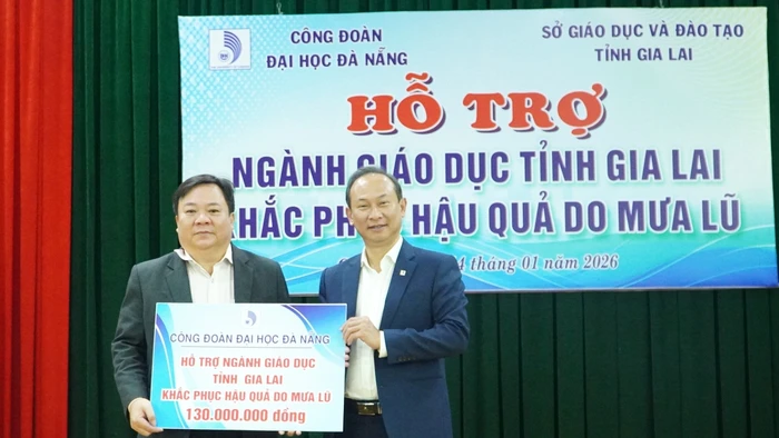 Sở GD&ĐT tỉnh Gia Lai tiếp nhận 130 triệu đồng hỗ trợ khắc phục hậu quả mưa lũ do Công đoàn Đại học Đà Nẵng trao tặng.