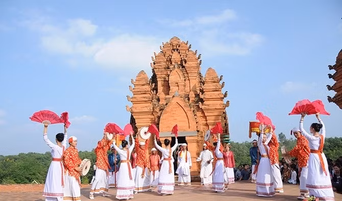 Đồng bào Chăm tổ chức Lễ hội Katê tại tháp Chăm, Làng Văn hóa - Du lịch các dân tộc Việt Nam. Ảnh minh họa.
