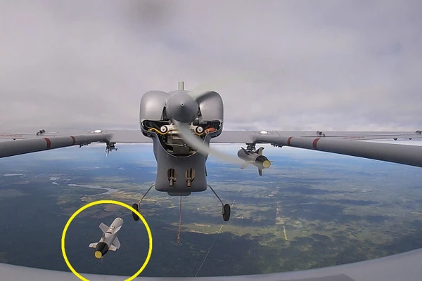 Choáng váng trước UAV biết rình mồi