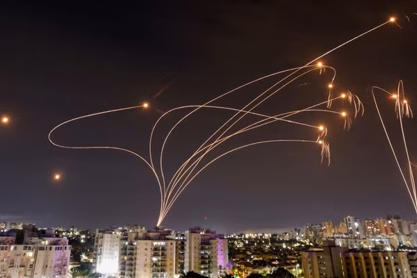 ‘Vòm sắt’ của Israel bị đánh sập bởi 100 quả rocket