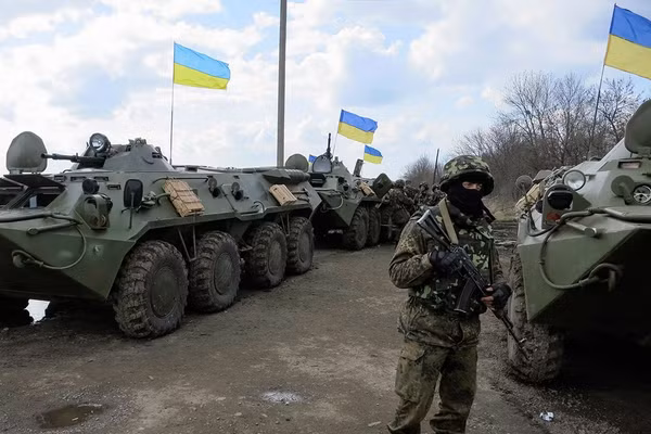 Kiev quyết tử thủ, nhưng không tin giữ được Donbass