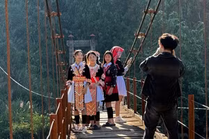 Học sinh Trường PTDTNT THPT tỉnh Điện Biên trải nghiệm nhiếp ảnh.