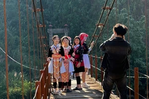 Học sinh Trường PTDTNT THPT tỉnh Điện Biên trải nghiệm nhiếp ảnh.