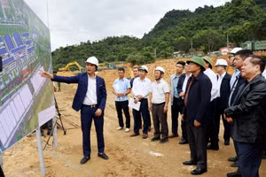 Lãnh đạo chủ đầu tư thuyết minh phối cảnh dự án Trường PTDTNT Tiểu học và THCS Phong Thổ. Ảnh: Thu Trang.