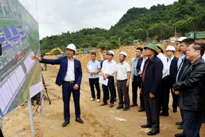 Lãnh đạo chủ đầu tư thuyết minh phối cảnh dự án Trường PTDTNT Tiểu học và THCS Phong Thổ. Ảnh: Thu Trang.