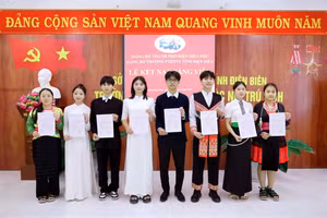 8 học sinh Trường PTDTNT tỉnh Điện Biên được kết nạp Đảng.