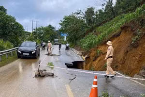 Lực lượng chức năng phân luồng giao thông tại vị trí sạt lở.