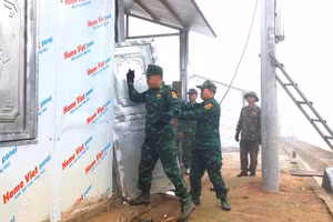 Cán bộ, chiến sĩ Đồn Biên phòng Pa Ủ giúp người dân bản Cờ Lò sửa chữa nhà sau trận mưa đá.