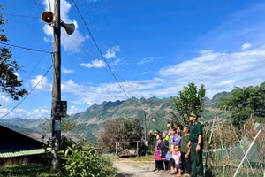 Người dân biên giới đón nghe tiếng loa truyền thanh của Bộ đội Biên phòng tỉnh Lai Châu.