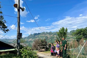 Người dân biên giới đón nghe tiếng loa truyền thanh của Bộ đội Biên phòng tỉnh Lai Châu.