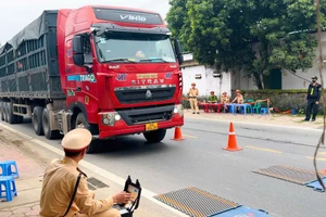 Lực lượng CSGT Công an tỉnh Lào Cai tăng cường kiểm soát xe quá khổ, quá tải.