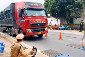 Lực lượng CSGT Công an tỉnh Lào Cai tăng cường kiểm soát xe quá khổ, quá tải.