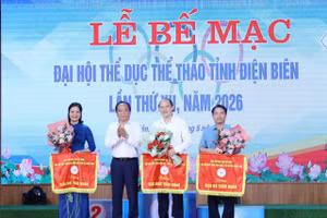 Ông Cù Huy Hoàn - Phó Giám đốc Sở GD&ĐT tỉnh Điện Biên (thứ 2 từ phải sang) nhận cờ giải Nhất toàn đoàn tại Đại hội Thể dục thể thao tỉnh Điện Biên lần thứ XII. 