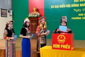 Cử tri ở Lai Châu trong trang phục truyền thống nô nức đi bầu cử.