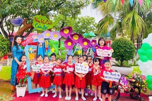 Cô Nguyễn Thị Thu Hường (góc phải) luôn được học sinh quý mến.