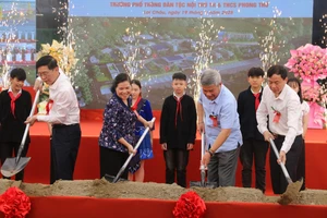 Các đại biểu thực hiện nghi thức khởi công Trường PTNT TH&THCS Phong Thổ.