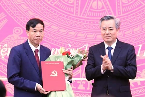 Ông Nguyễn Quang Dương, Phó trưởng Ban Tổ chức Trung ương (bên phải) trao Quyết định và tặng hoa chúc mừng ông Lê Văn Lương, Phó Bí thư Tỉnh ủy Điện Biên.