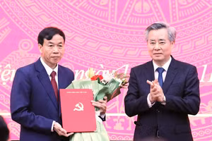 Ông Nguyễn Quang Dương, Phó trưởng Ban Tổ chức Trung ương (bên phải) trao Quyết định và tặng hoa chúc mừng ông Lê Văn Lương, Phó Bí thư Tỉnh ủy Điện Biên.