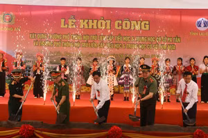 Các đại biểu thực hiện nghi thức khởi công 2 trường phổ thông nội trú liên cấp xã Pa Tần và Bum Nưa.