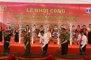 Các đại biểu thực hiện nghi thức khởi công 2 trường phổ thông nội trú liên cấp xã Pa Tần và Bum Nưa.