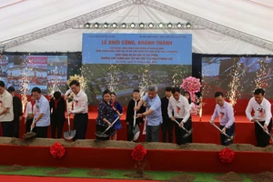 Các đại biểu thực hiện nghi thức khởi công xây dựng Trường PTDTNT Tiểu học và THCS Phong Thổ.