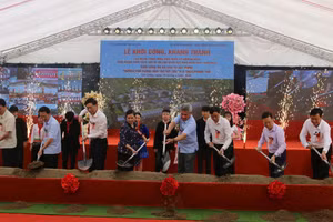 Các đại biểu thực hiện nghi thức khởi công xây dựng Trường PTDTNT Tiểu học và THCS Phong Thổ.