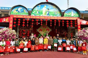 Trao quà Tết cho học sinh tại Trường Tiểu học Noong Hẹt, xã Thanh An, tỉnh Điện Biên.