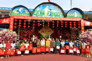 Trao quà Tết cho học sinh tại Trường Tiểu học Noong Hẹt, xã Thanh An, tỉnh Điện Biên.