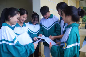 Các thí sinh tại Điểm thi trường PTDTNT THCS và THPT thị xã Sa Pa.