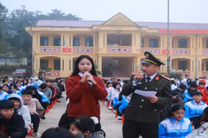 Học sinh Trường PTDTNT THPT Mường Ảng chia sẻ kinh nghiệm sử dụng mạng xã hội an toàn.