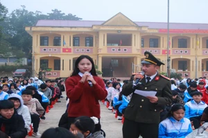 Học sinh Trường PTDTNT THPT Mường Ảng chia sẻ kinh nghiệm sử dụng mạng xã hội an toàn.