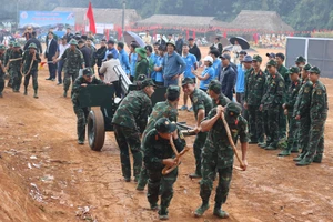 Các hoạt động sôi nổi thu hút đông đảo du khách tham gia trải nghiệm.