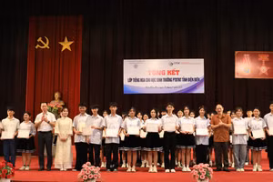 Trao giấy chứng nhận hoàn thành khóa học tiếng Nga cho 40 học sinh Trường PTDTNT tỉnh Điện Biên.