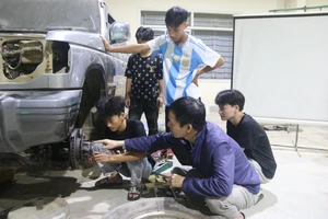 Tiết thực hành của thầy trò lớp Công nghệ ô tô Trường Cao đẳng Lai Châu.