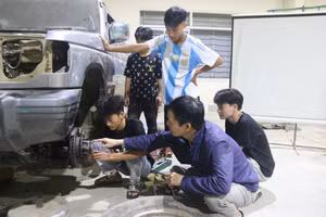 Tiết thực hành của thầy trò lớp Công nghệ ô tô Trường Cao đẳng Lai Châu. 