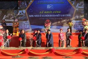 Các đại biểu, nhà thầu, đơn vị thi công thực hiện nghi thức động thổ khởi công triển khai Dự án.